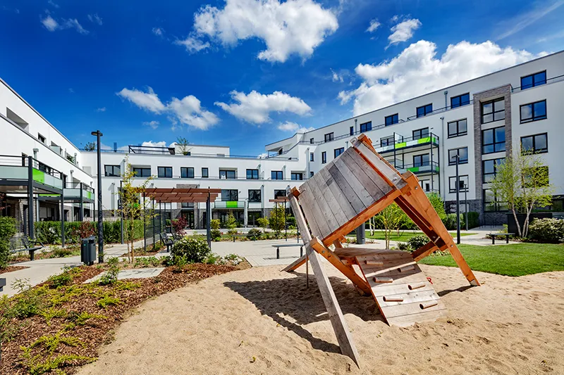 Modernes Wohnquartier mit Spielplatz im begrünten Innenhof